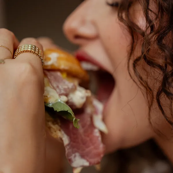 Une cliente croque un burger BUN'Z