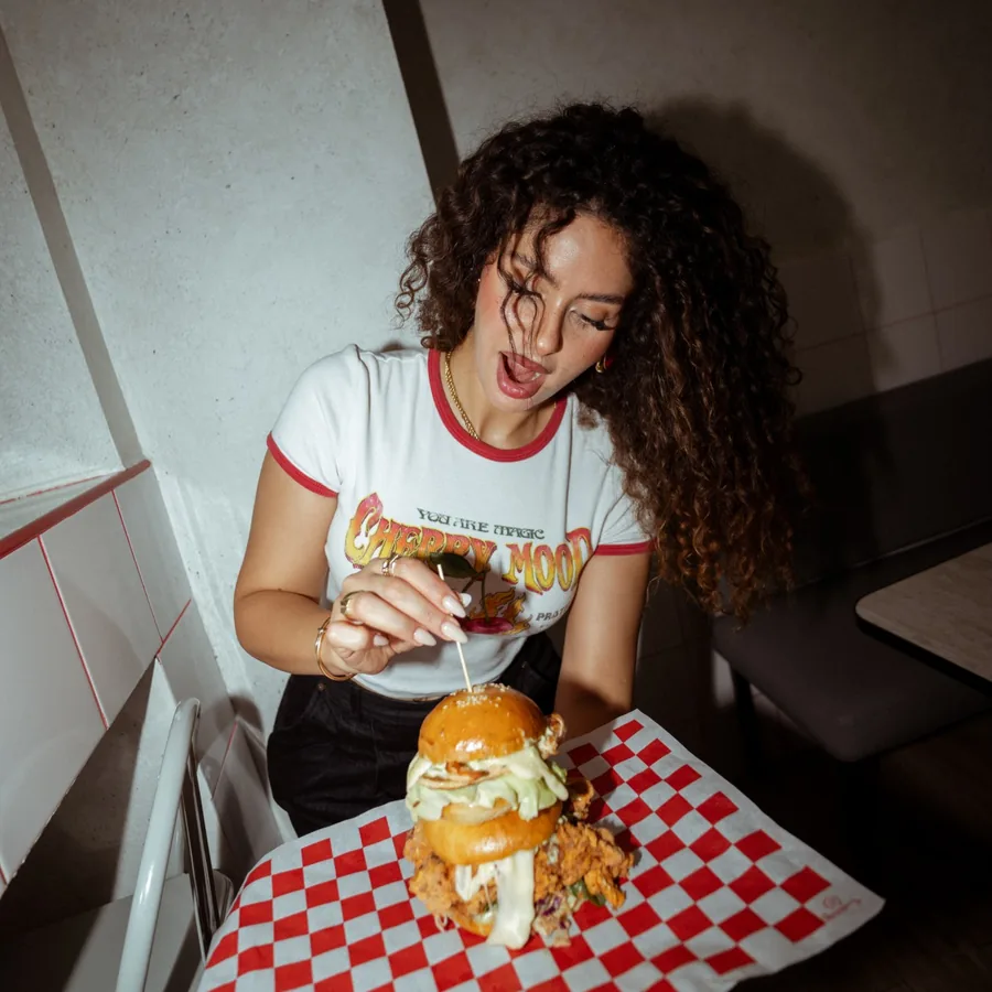 Une cliente devant un burger chez BUN'Z